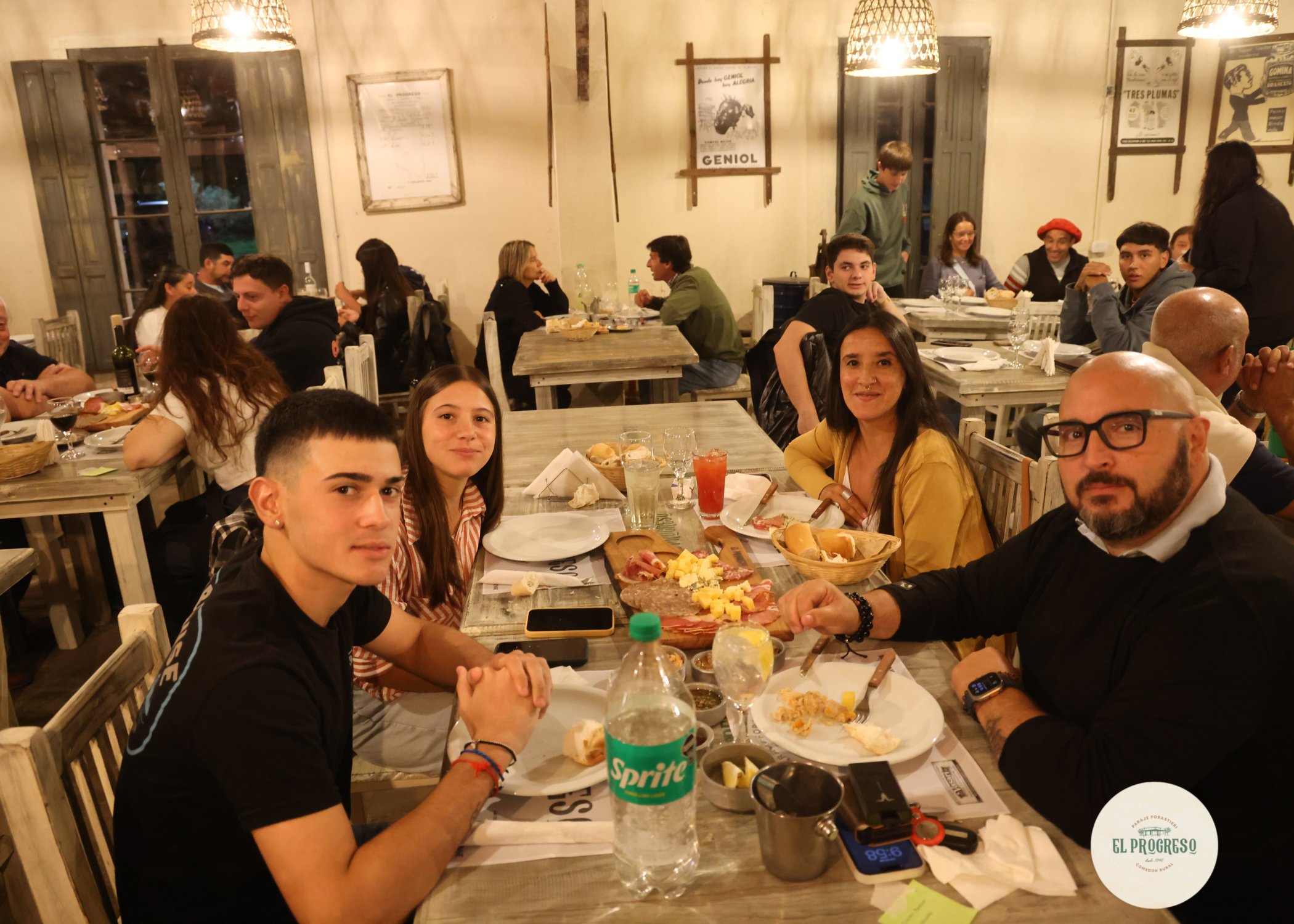 Comensales en El Progreso